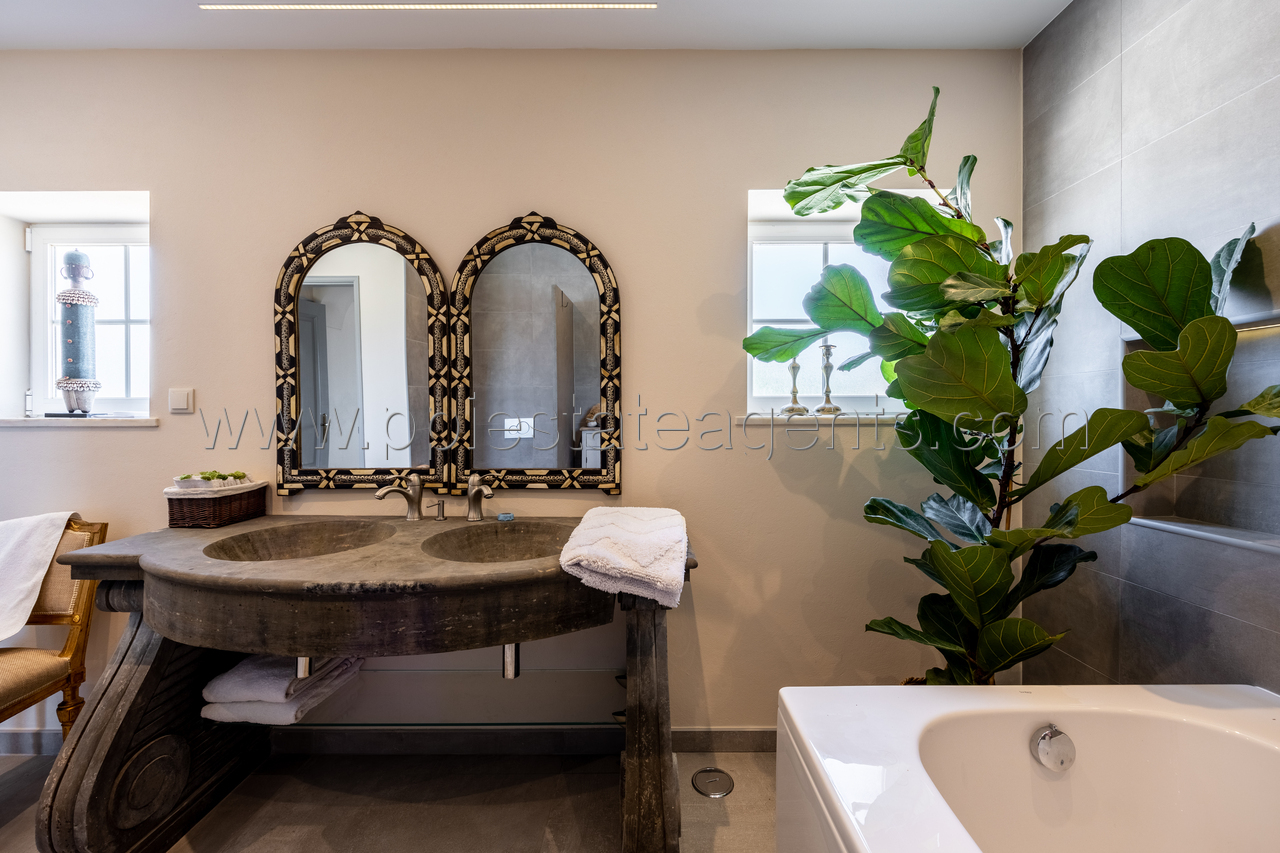 BATHROOM 1