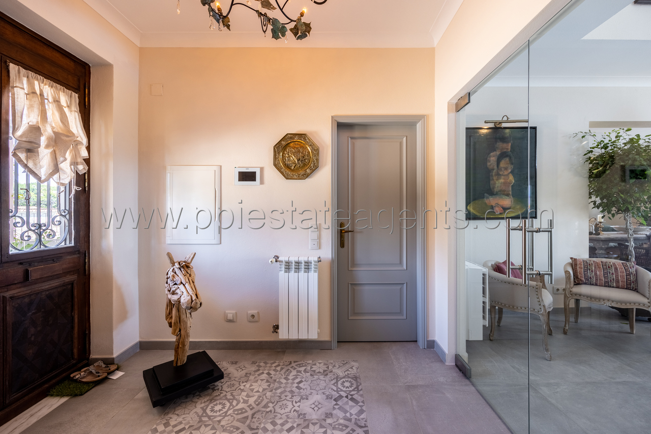 ENTRANCE HALL