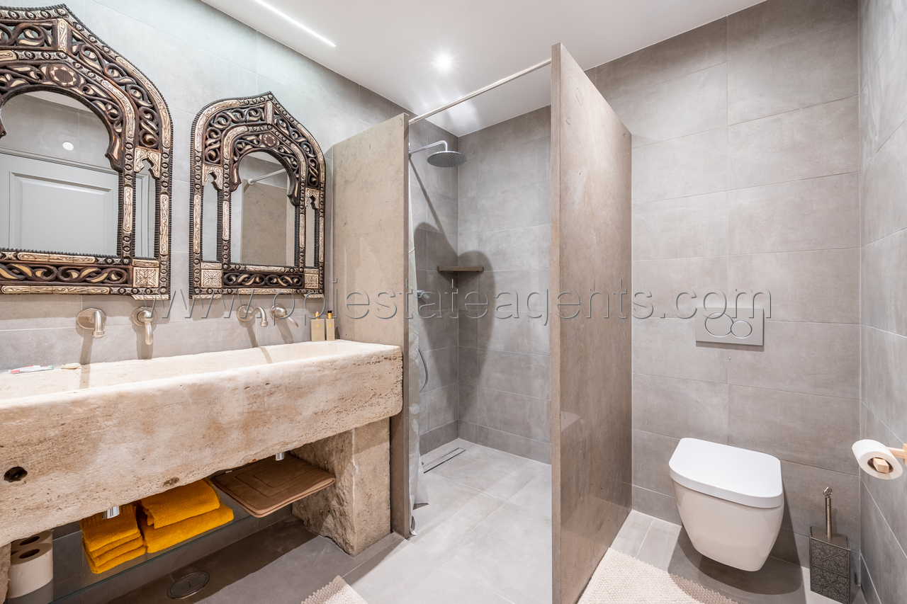 BATHROOM 2