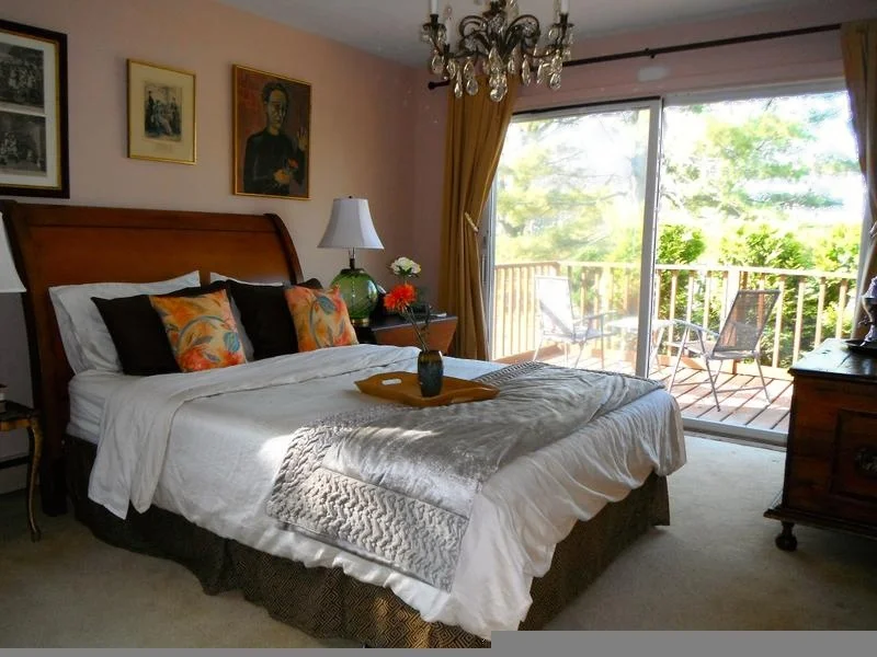 Main floor guest room