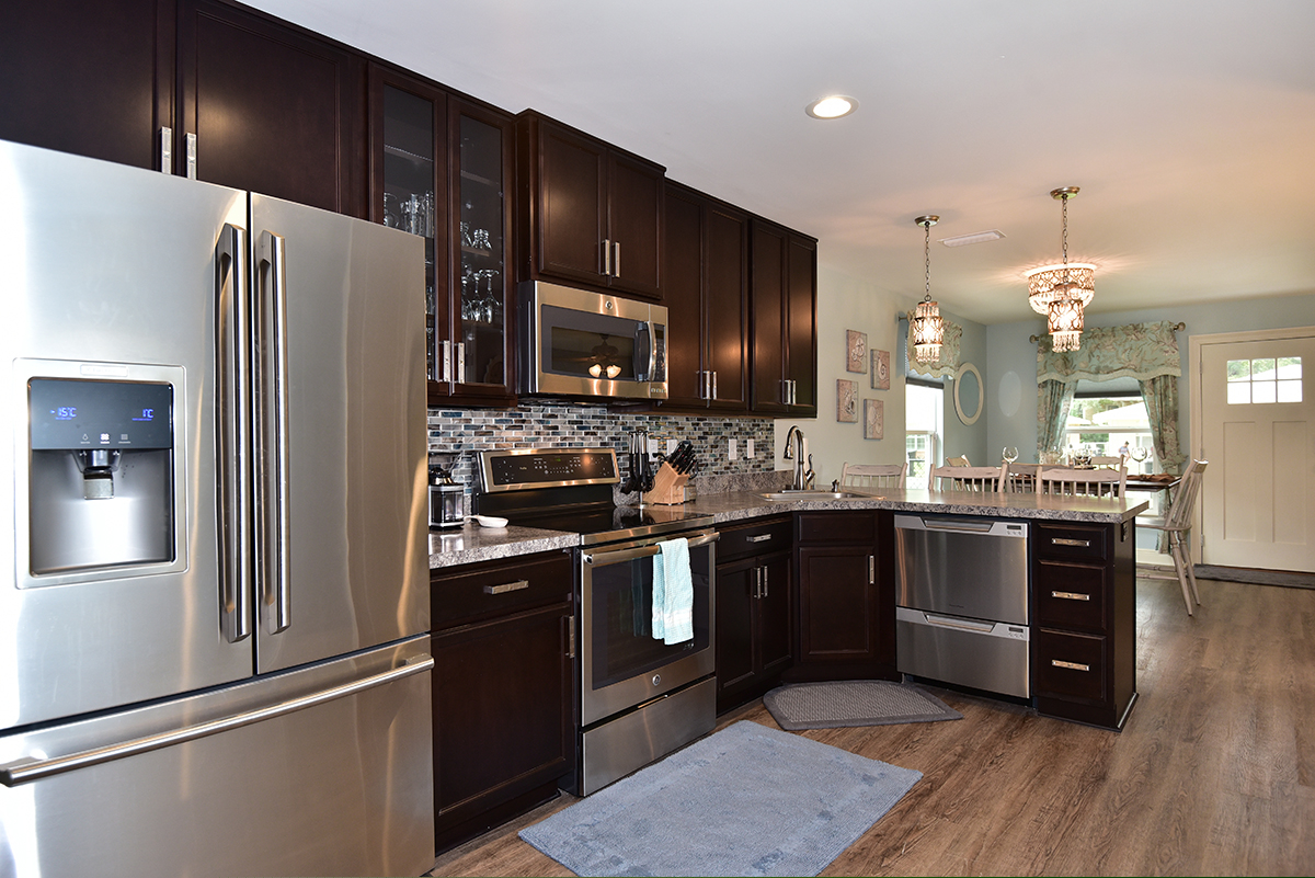Kitchen & breakfast bar