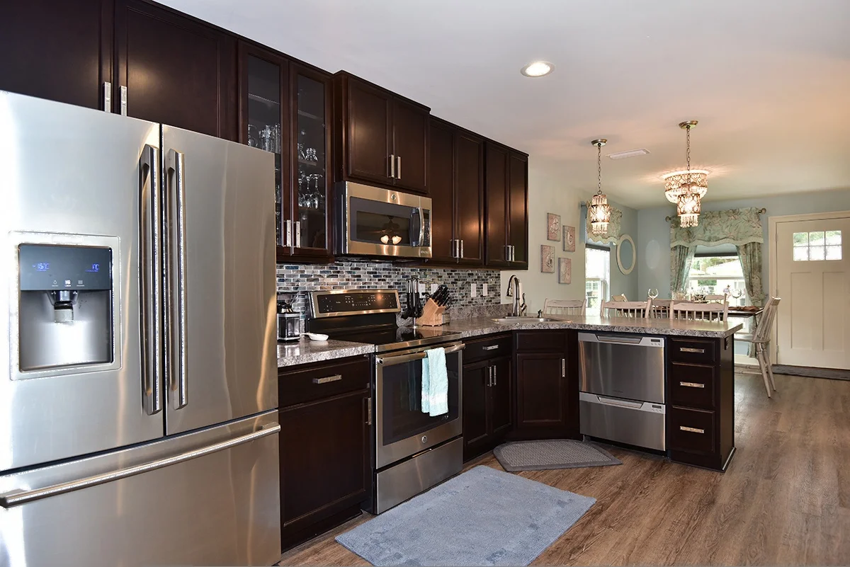 Kitchen & breakfast bar